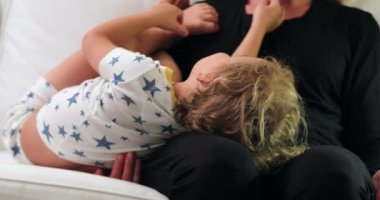 Çocuk annesinin ilgisini çekmek istiyor. Anne çocuğu yatırıyor.