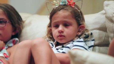 Samimi küçük kız hipnotize oldu. Geceleri evdeki kanepede oturup televizyon seyrediyor.