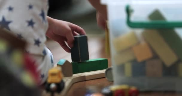 Крупним Планом Руки Малюка Грають Дерев Яними Іграшками — стокове відео