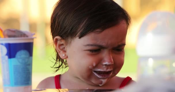 Aufgebrachtes Kleines Mädchen Mit Joghurt Mund Wütend Nicht Essen Wollen — Stockvideo