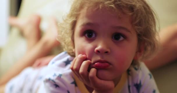 Малыш Смотрит Телевизор Держа Подбородок — стоковое видео