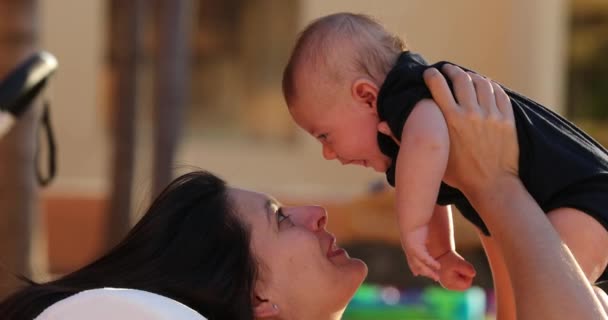 Mother Baby Interaction Poolside Summer Vacations — Stok video