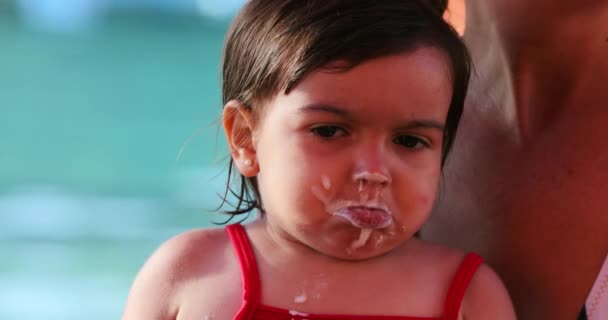 忧心忡忡的 满嘴酸奶的 表情忧郁的女婴 — 图库视频影像