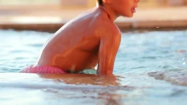 Bambini Piscina Divertono Bambino Uscire Bordo Piscina Spruzzi Acqua — Video Stock