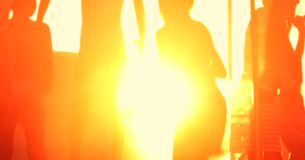 Děti Skákající Trampolíně Venku Během Zlaté Hodiny Západu Slunce Děti — Stock video
