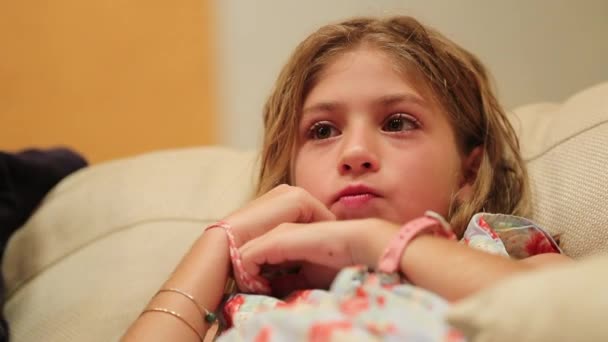 Candid Gadis Kecil Terhipnotis Menonton Duduk Sofa Rumah Malam Hari — Stok Video