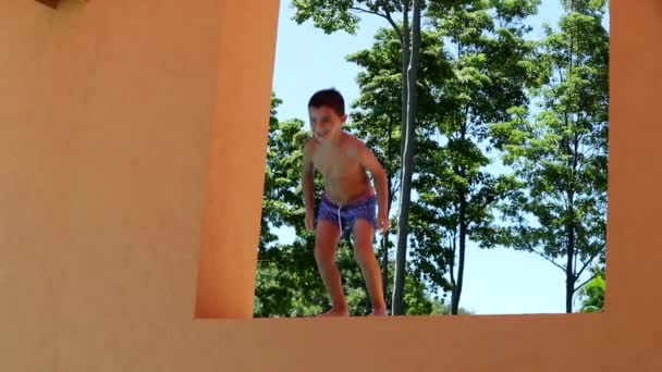 Kleine Jongen Springen Het Zwembad Water Slow Motion — Stockvideo