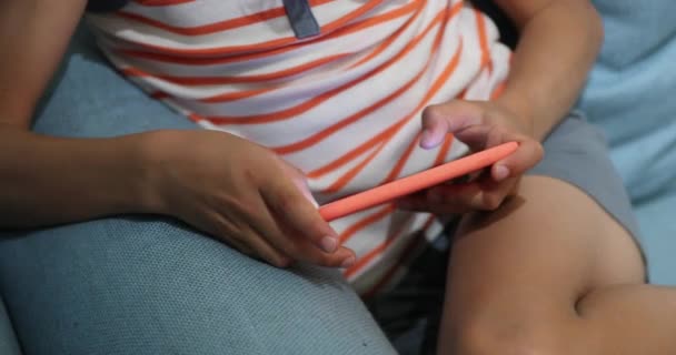 Nærbillede Barn Hånd Holder Smartphone Spille Spil – Stock-video