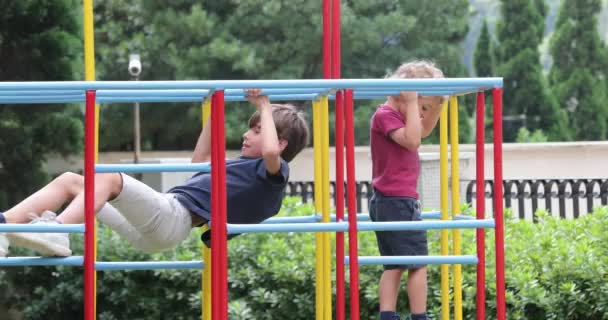 Children Holding Monkey Bars — Vídeo de stock