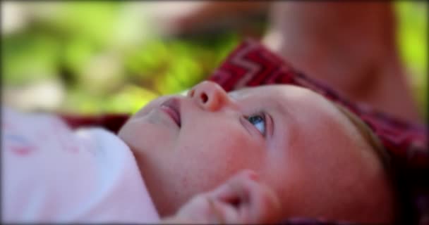 Ευτυχισμένο Χαριτωμένο Νεογέννητο Μωρό Πρόσωπο Closeup Βρίσκεται Εξωτερικούς Χώρους2 — Αρχείο Βίντεο