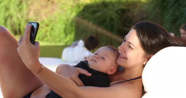 Mom Baby Taking Selfie Together Pool — Wideo stockowe