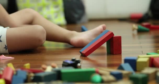 Маленький Хлопчик Грає Іграшковою Машиною — стокове відео