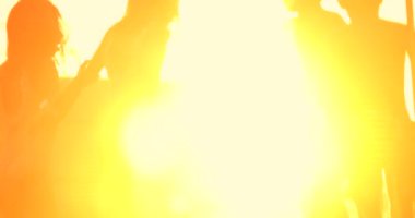 Çocuklar altın saat günbatımında trambolinde zıplıyorlar. Çocuklar alevlerle zıplıyorlar.