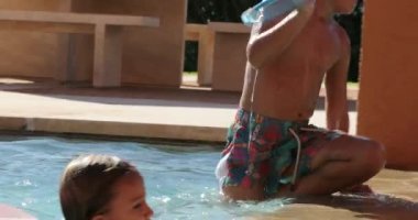 Havuzdaki çocuklar sudan çıkıyorlar.