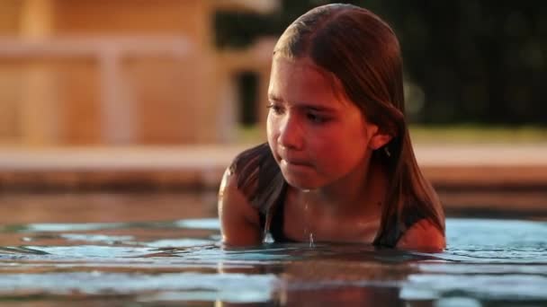 子供はプールから出る小さな女の子水泳プールの水から出る — ストック動画