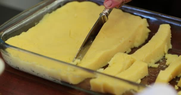 Cutting Traditional Brazilian Polenta Ready Cooking — Stok video