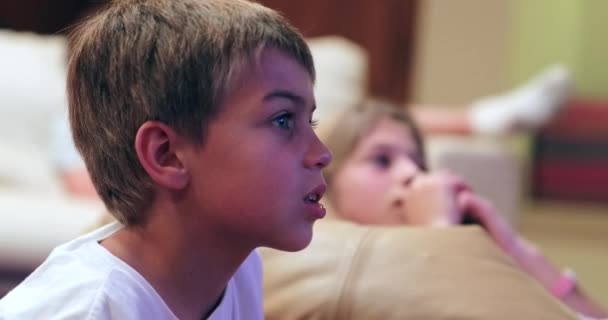 Młody Chłopiec Przed Ekranem Telewizora Oglądanie Filmu Prawdziwego Życia Autentyczne — Wideo stockowe