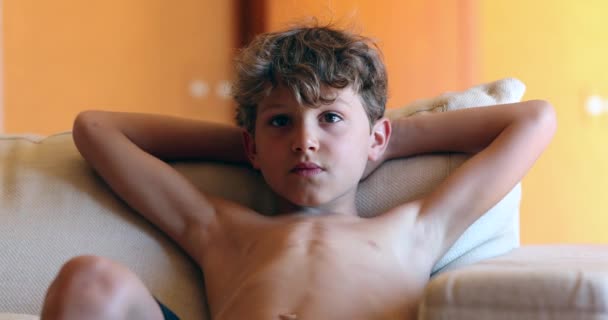 Молодий Хлопчик Обличчям Вітальні Диван Дивитися Кіно Екран Вдома — стокове відео
