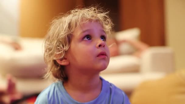 Маленький Хлопчик Малюк Дивиться Телевізійний Екран Гіпнотизований — стокове відео