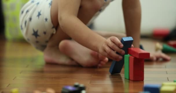 Маленький Мальчик Играет Игрушками Спальне Вечерам Пижаме — стоковое видео