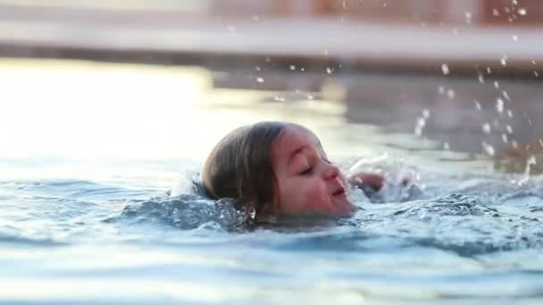Menina Pequena Nadando Direção Pai Piscina Aprendendo Nadar — Vídeo de Stock