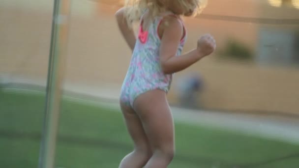 Mutlu Küçük Kız Trambolinde Hoplayıp Zıplıyor — Stok video