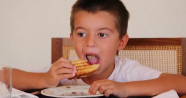 Jonge Jongen Neemt Een Hap Ham Kaas Sandwich — Stockvideo