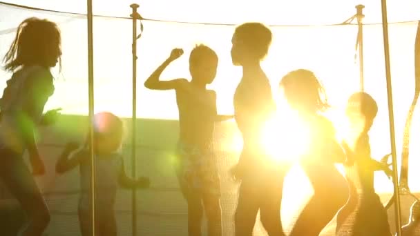 Les Enfants Rebondissent Haut Bas Sur Trampoline Extérieur Pendant Heure — Video