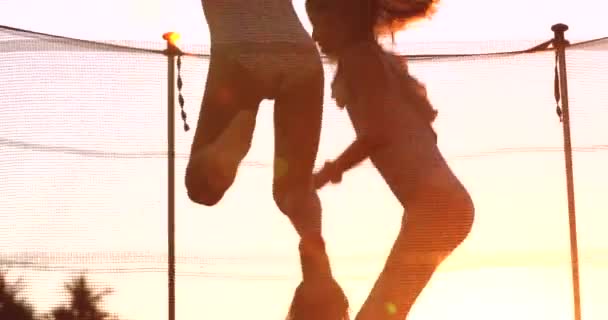 Kinderen Springen Trampoline Buiten Tijdens Het Gouden Uur Zonsondergang Tijd — Stockvideo