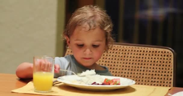Mały Chłopiec Obiad Przy Stole — Wideo stockowe