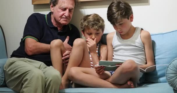Παππούς Πατέρας Εγγόνια Μαζί Κοιτάζοντας Tablet — Αρχείο Βίντεο