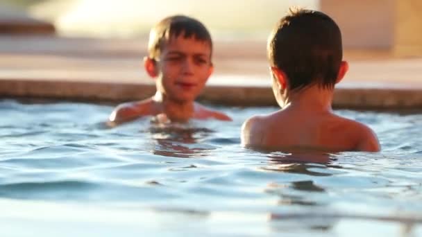 Kinderen Bij Het Zwembad Spelen Openhartig — Stockvideo