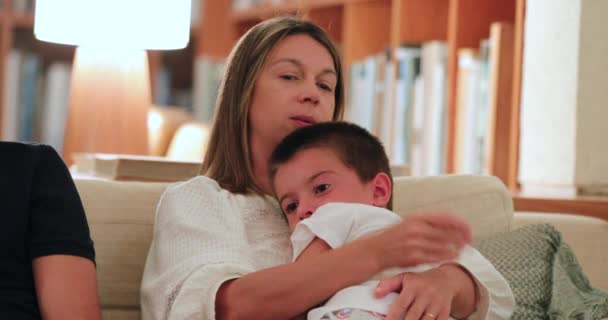 Αληθινή Ζωή Μητέρα Και Αγοράκι Μαζί Στον Καναπέ Του Σπιτιού — Αρχείο Βίντεο