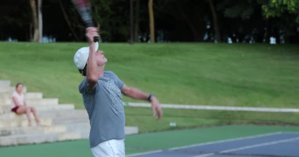 Older Man Serving Tennis Game Match — Stok video