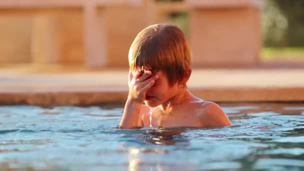 Dítě Zakrývající Obličej Odstraňuje Vodu — Stock video