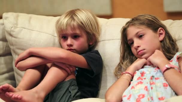 Dzieci Brat Siostra Siedzą Domu Sofa Oglądając Ekran — Wideo stockowe