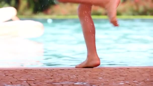 Junge Dreht Sich Und Springt Ins Schwimmbadwasser — Stockvideo