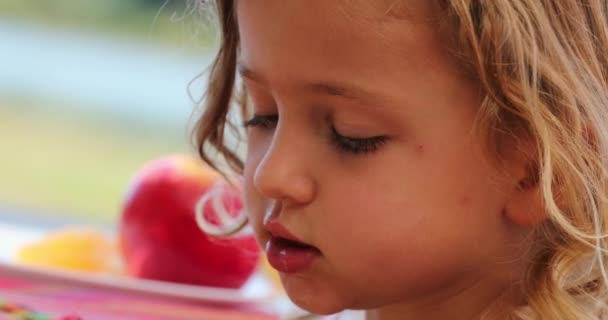 Mała Dziewczynka Dziecko Jabłko Zewnątrz — Wideo stockowe