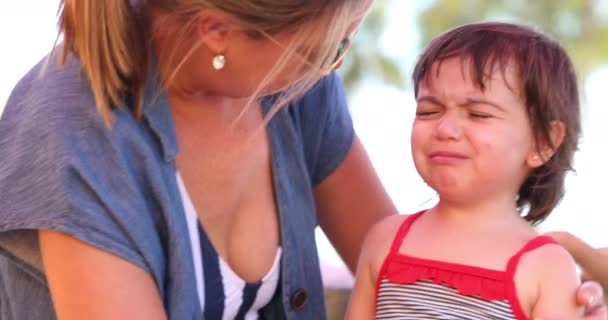 Petite Fille Bouleversée Enfant Pleurer Plaindre Mère Étreignant Fille Apaisante — Video