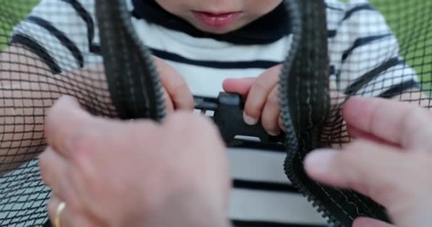 Παιδί Προσπαθεί Κλειδώσει Ιμάντα Ανακαλύπτοντας Τον Παγκόσμιο Πατέρα Βοηθώντας Βρέφος — Αρχείο Βίντεο