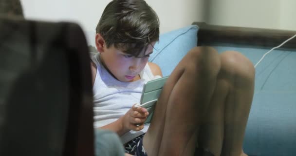 Candid Παιδί Παίζει Παιχνίδι Στο Tablet Νύχτα — Αρχείο Βίντεο