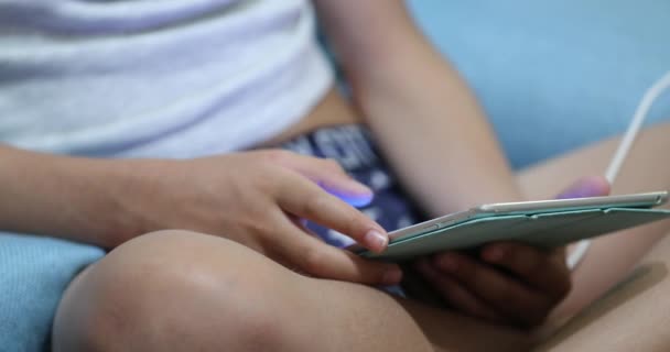 Kid Mão Segurando Tablet Tela Assistindo Conteúdo — Vídeo de Stock
