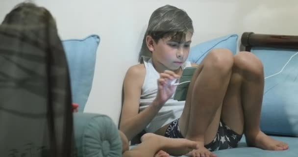 Candid Παιδί Ενεργοποιώντας Tablet Χρησιμοποιώντας Συσκευή Τεχνολογίας Νύχτα Πριν Από — Αρχείο Βίντεο
