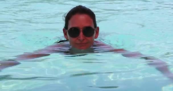 Woman Swimming Camera Funny Expression Pool — Stok video
