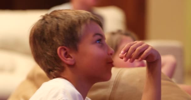 Młody Chłopiec Przed Ekranem Telewizora Oglądanie Filmu Prawdziwego Życia Autentyczne — Wideo stockowe