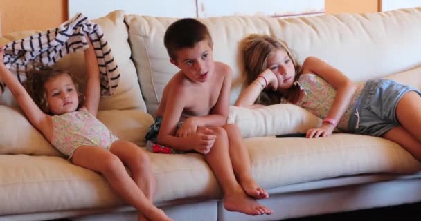 Crianças Sentadas Sofá Assistindo Tela Filme Casa — Vídeo de Stock