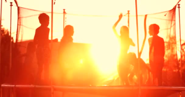 Dzieci Trampolinie Podczas Zachodu Słońca Złota Godzina Zachód Słońca — Wideo stockowe