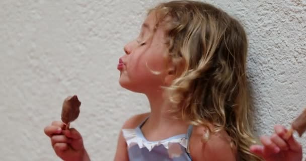 Nettes Kleines Mädchen Schüttelt Den Kopf Negativ Liebenswert — Stockvideo