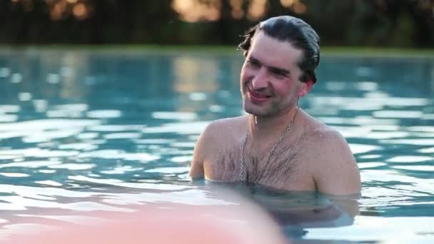 Ehrlicher Gutaussehender Mann Seinen Vierzigern Schwimmbad — Stockvideo