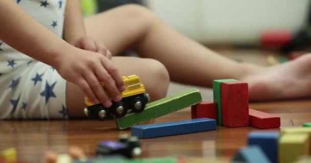 Хлопчик Малюк Грає Автомобільною Іграшкою — стокове відео